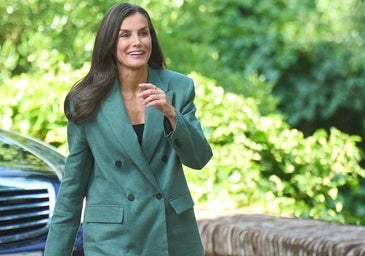 Striukės ir kelnių kostiumas yra būtinas. Tai yra patys elegantiškiausi ir nešiojami modeliai, kuriuos vilkėtų „Queen Letizia“
