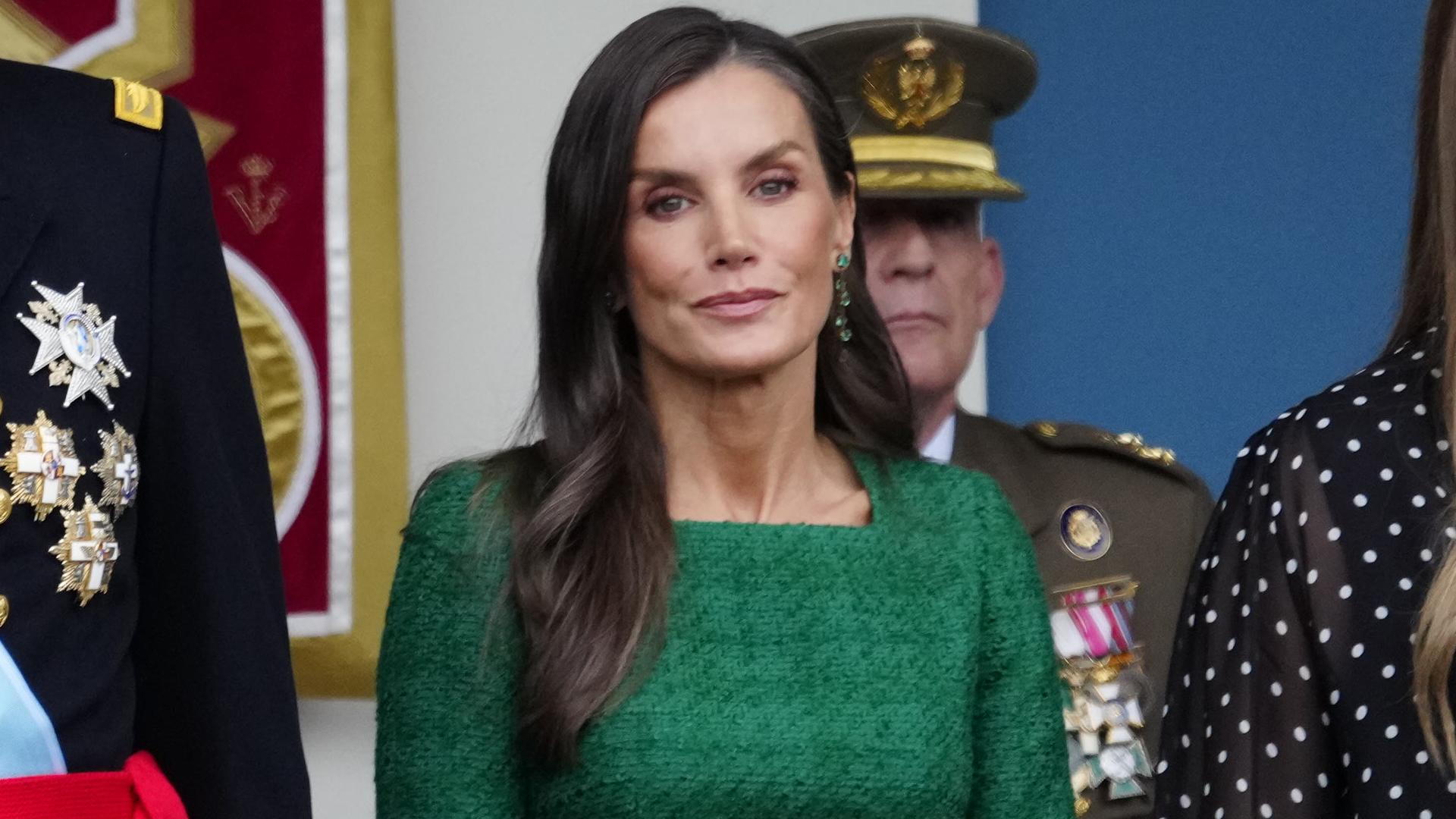 Karalienė Letizia, gryna elegancija Kolumbo dieną su žalia tvido suknele ir smaragdo auskarais