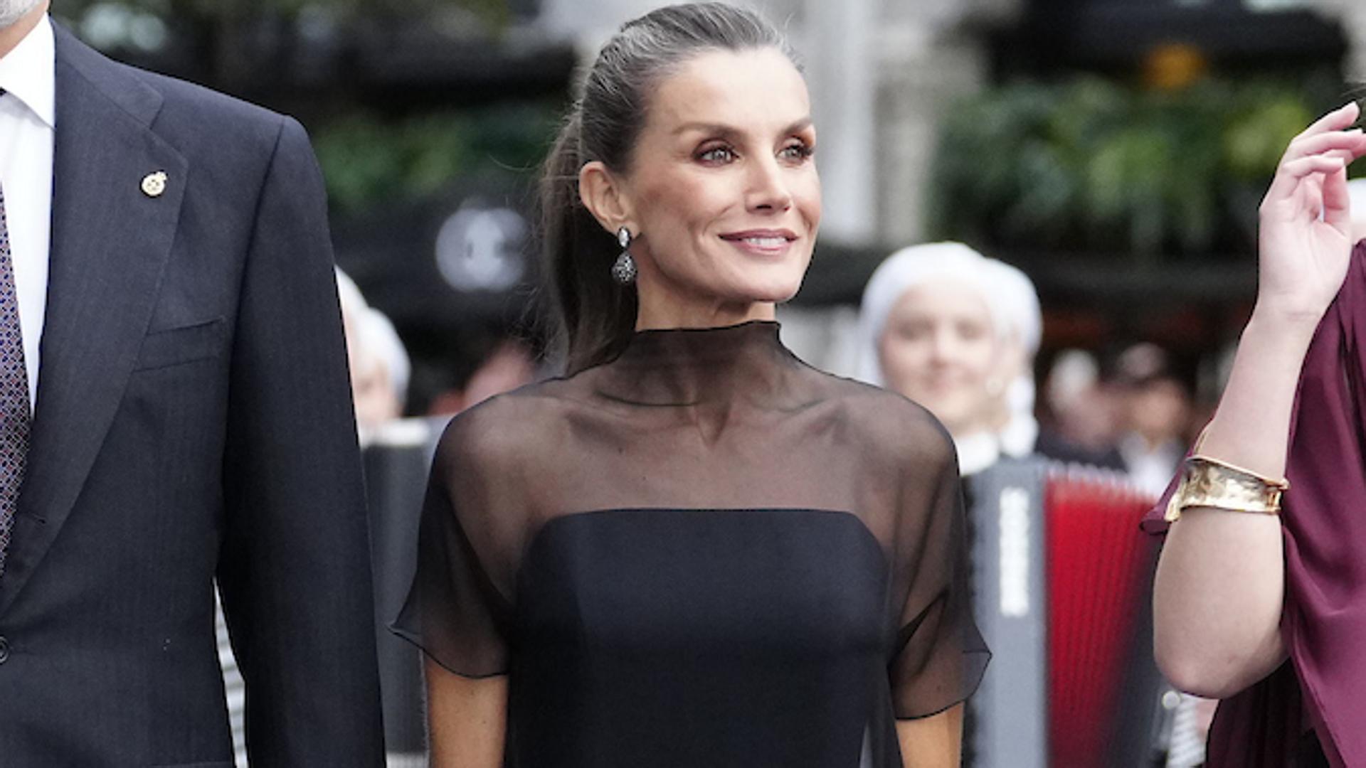 Astūrijos princesės apdovanojimuose karalienė Letizia žavisi įspūdinga suknele su skaidrėmis