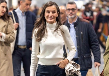 Apsauga nuo saulės karaliui Felipe ir menstruacinė taurelė: karalienės Letizia grožio pirkiniai privačioje išvykoje