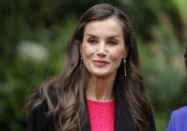 Pirmasis karalienės Letizia žvilgsnis Kinijoje: ji pakartoja įspūdingą rožinės spalvos tvido suknelę