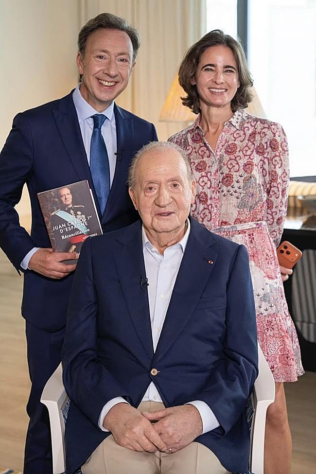 Žurnalistas Stéphane'as Bernas kartu su karaliaus Juano Carloso biografu Laurence'u Debray ir Ispanijos monarchu Abu Dabyje, įrašydami interviu.