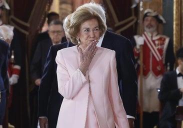 Karalienė Sofija šviečia ryškiau nei bet kada: ji gauna Ispanijoje pagamintą elegantišką rausvos spalvos auksinį vilną