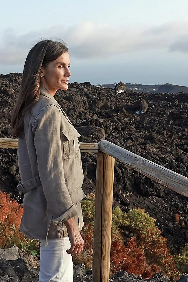 Karalienė Letizia 2025 m. vėl susijungė su Kanarų kraštovaizdžiu, kurį 2022 m. nuniokojo Cumbre Vieja ugnikalnio išsiveržimas.