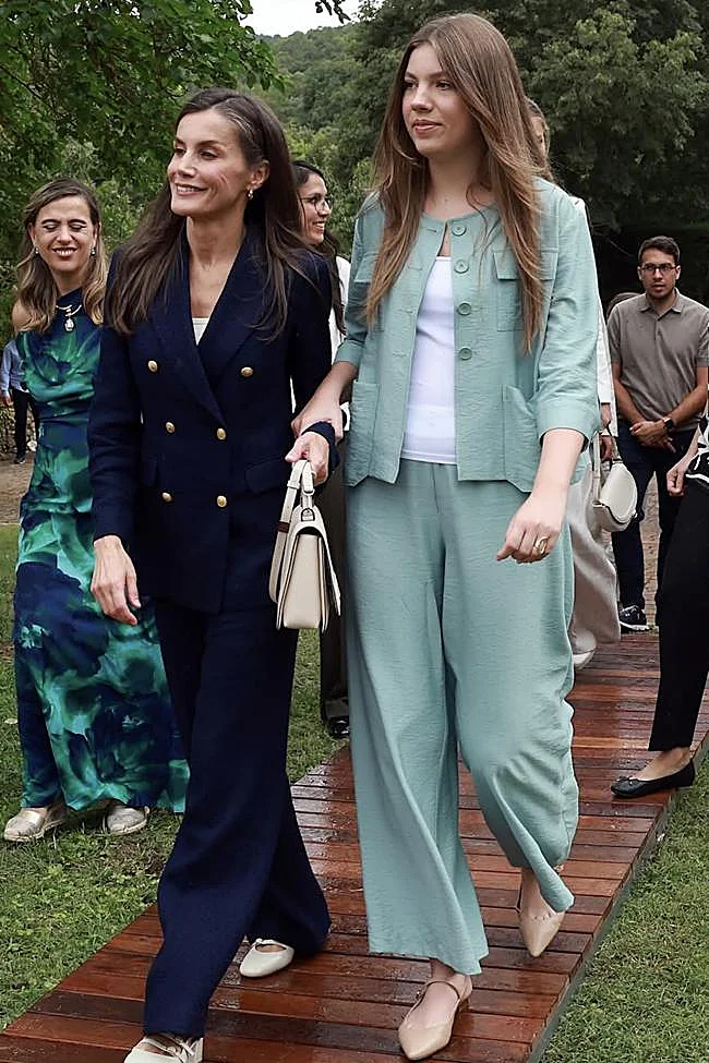Infanta Sofia remiasi savo motina, karaliene Letizia.