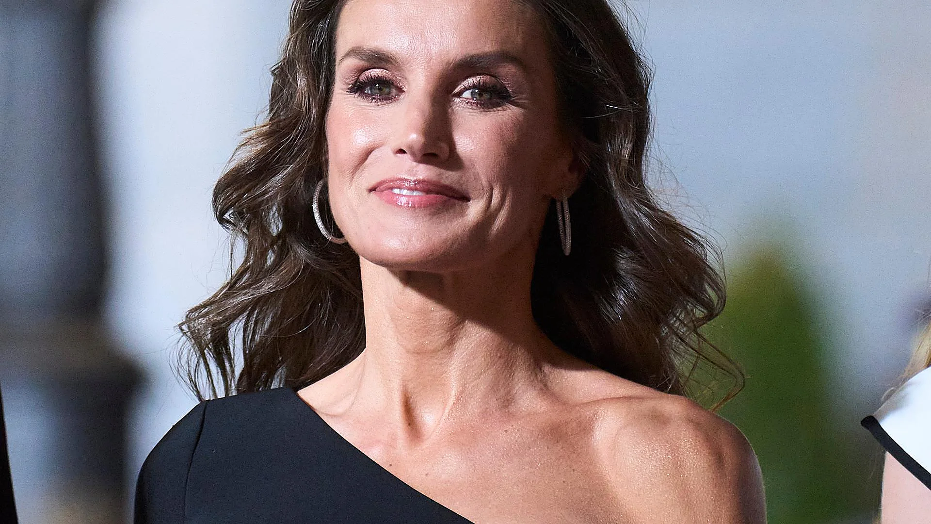 Septynios juodos suknelės iš karalienės Letizia pardavimų: kopijuojame elegantiškiausius jos modelius