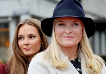 Mette-Marit prieš virves: prieštaringai vertinama nuotrauka su princese Ingrid, kuri jai gali kainuoti karūną