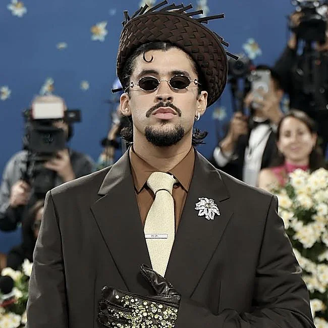 Bad Bunny, ant raudonojo kilimo Met Gala.