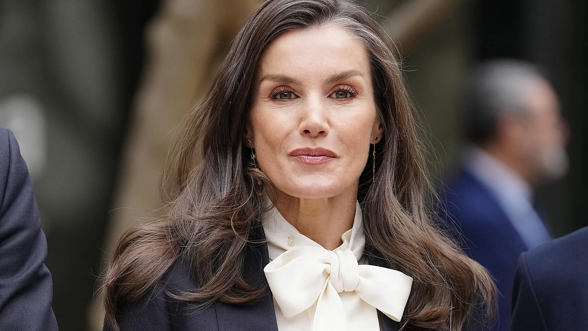 Letizia pasirodo su šiuo įspūdingu smokingu: vyriška, bet romantiška