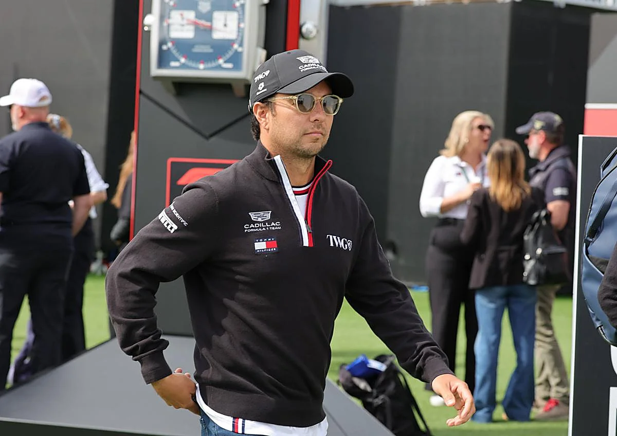 1 antrinis vaizdas – „Gucci F1“ automobilis, čekų „Pérez plyoto“, apsirengęs Tommy Hilfiger drabužiais, ir „Louis Vuitton“ bagažinė, skirta trofėjų.