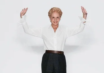 Vyriški marškiniai kaip moteriškos jėgos simbolis: kodėl, pasak Carolina Herrera, jie ir toliau yra mėgstamiausias prabangos gestas