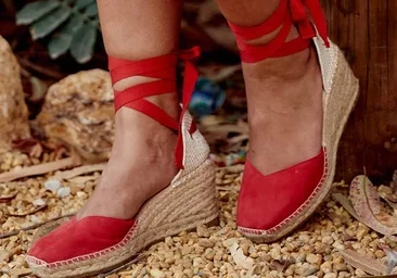 Raudonos pleištinės espadrilės: patogūs ir spalvingi batai, kurie grįš 2026 m