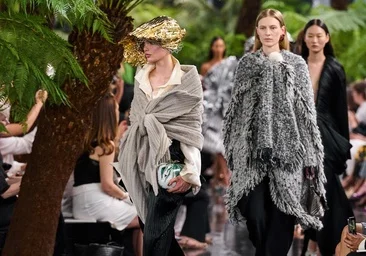 „Christian Dior Haute Couture“ šou Paryžiuje: Jonathanas Andersonas pasirašo atogrąžų odę skulptorei Lyndai Benglis