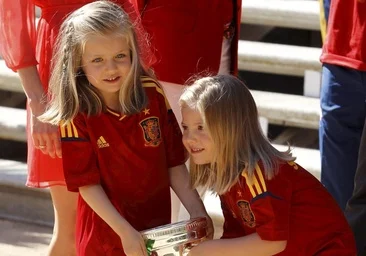 Leonoras ir Sofija, La Roja talismanai pasaulio čempionate: visą laiką jie vilkėjo komandos marškinėlius