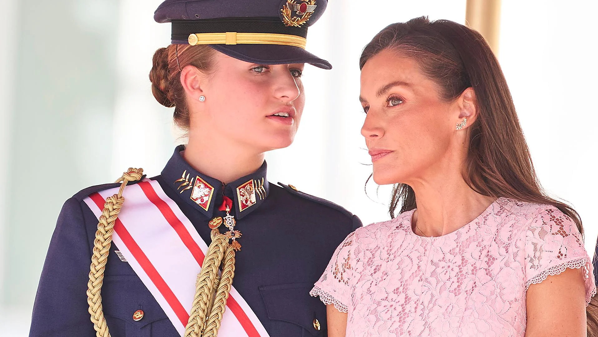 Psichologė Marta Freire analizuoja viešą karališkosios šeimos įvaizdį: „Letizia perteikia aktyvų, ryžtingą ir iniciatyvų buvimą. Leonoras, ramus ir apdairus