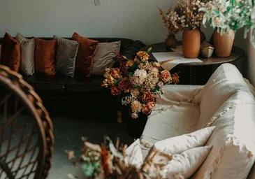 Močiutės baldai, netikėta deko tendencija, kuri šluoja gražiausius namus