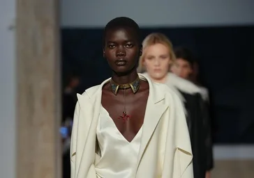 Tai buvo Maria Grazia Chiuri debiutas filme „Fendi Haute Couture“: odė itališkam moteriškumui jausmingu ir prašmatniu raktu.