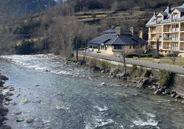 Nežinomas miestas Aragono Pirėnuose, kuris atrodo tiesiai iš istorijos: akmenimis grįstos gatvės, krioklys ir kalnų vaizdai
