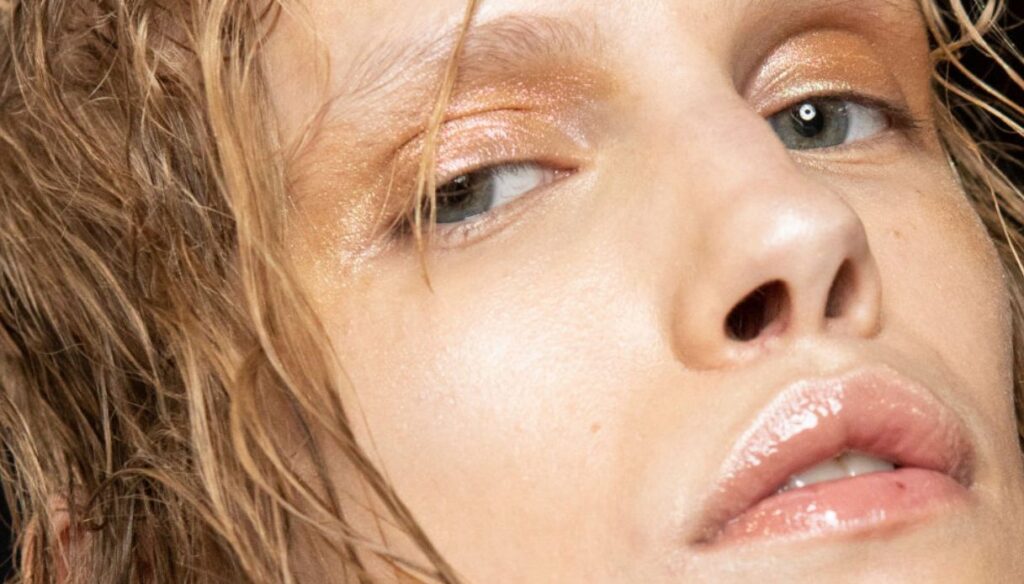 Stiklo efekto apšalusios lūpos: Maybelline New York lūpų blizgesį pakeliantis gelis parduodamas kaip karšti pyragaičiai (šiandien su nuolaida)