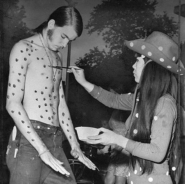 Yayoi Kusama viename iš savo pasirodymų Niujorke piešė Kento Feathergill kūną.