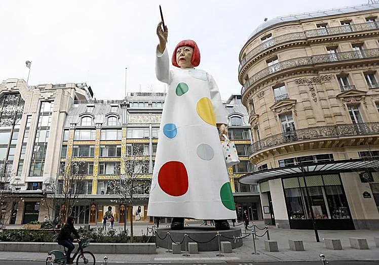 2023 m. Yayoi Kusamos skulptūra buvo pastatyta Paryžiaus Maison Louis Vuitton gatvėje.