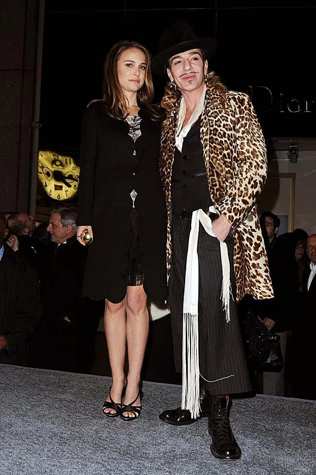Natalie Portman ir Johnas Galliano.