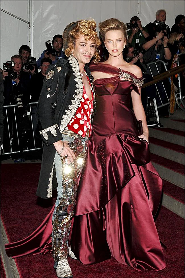 Galliano Met Gala su Charlize Theron.