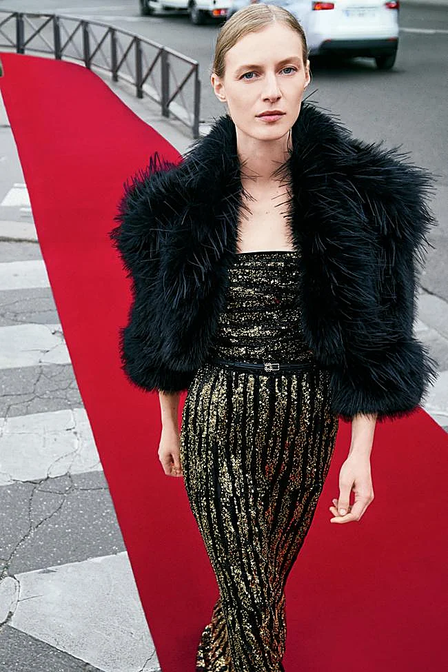 Suknelė su blizgučiais su pūkine striuke iš naujojo Elie Saab ir H&M bendradarbiavimo.
