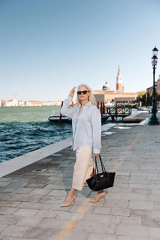 Pamela Anderson su DeMellier krepšiu.