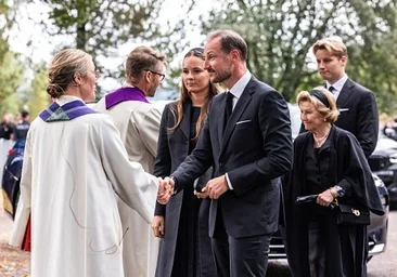 Tai buvo masinė duoklė Haraldui iš Norvegijos: emocijos, dideli nebuvimai ir Hakoonas šeimos galva
