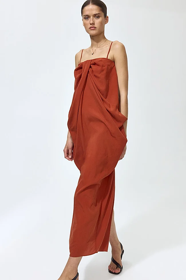 H&M plytų raudona suknelė (69,99 euro)