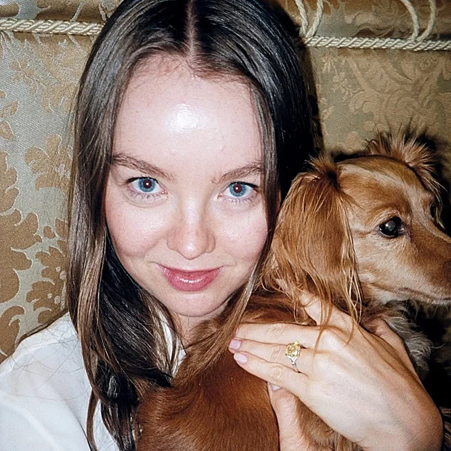 Aleksandra demonstruoja savo žiedą su savo taksu Eloise ant rankų.