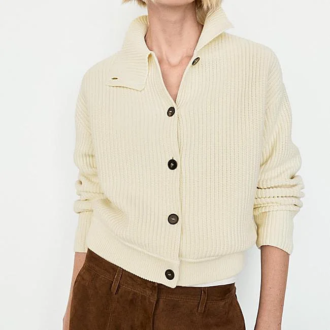 Massimo Dutti megztinis su balta apykakle, 89,95 euro.