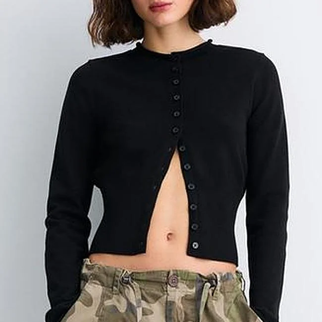 Stradivarius prigludęs juodas megztinis, 22,99 eur.