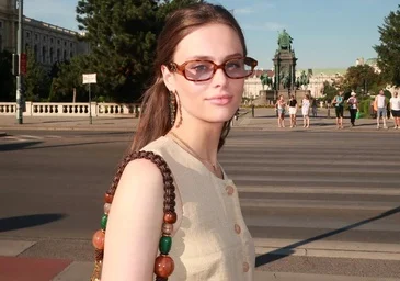 Ruduo atrodo pagal stilingiausią Karolinos de Monako dukterėčią Eugeniją iš Hanoverio.