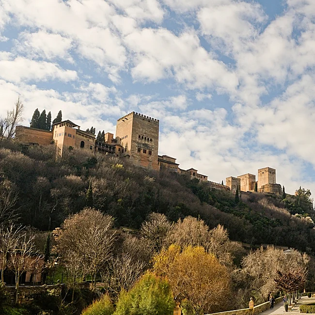 Alhambra iš Paseo de los Tristes, šalia Darro.