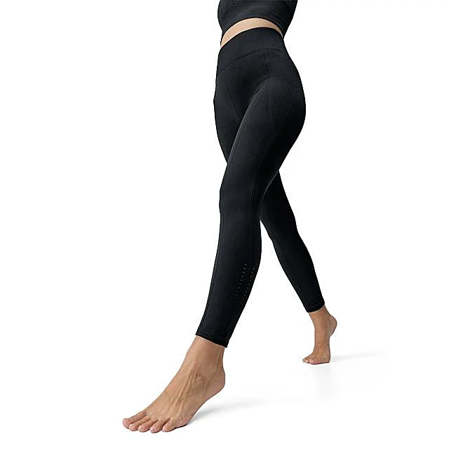 Paprasti juodi antblauzdžiai iš Born Living Yoga, 39,90 eur.