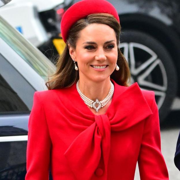 Įspūdingas Kate Middleton žvilgsnis į grįžimą į Sandraugą: Raudona ir su Izabelio II perlų apykakle