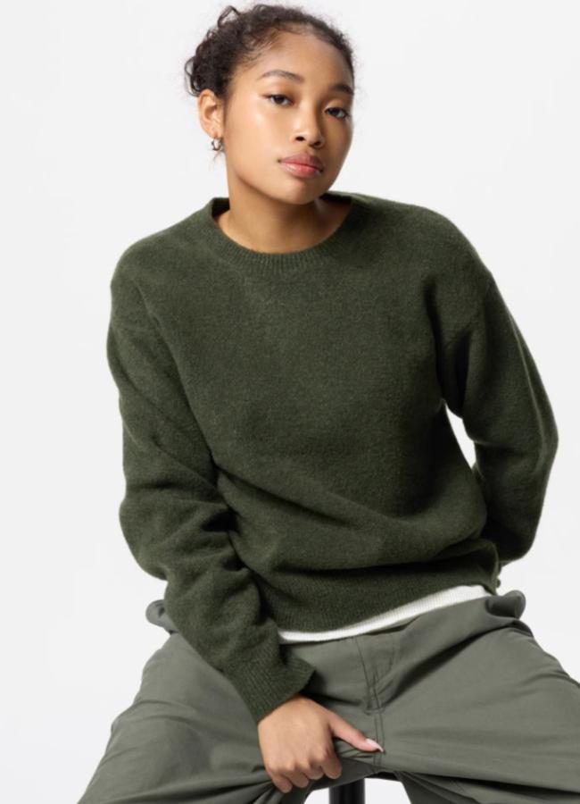 Elegantiškas alyvuogių žalios spalvos pagrindas (UNIQLO)
