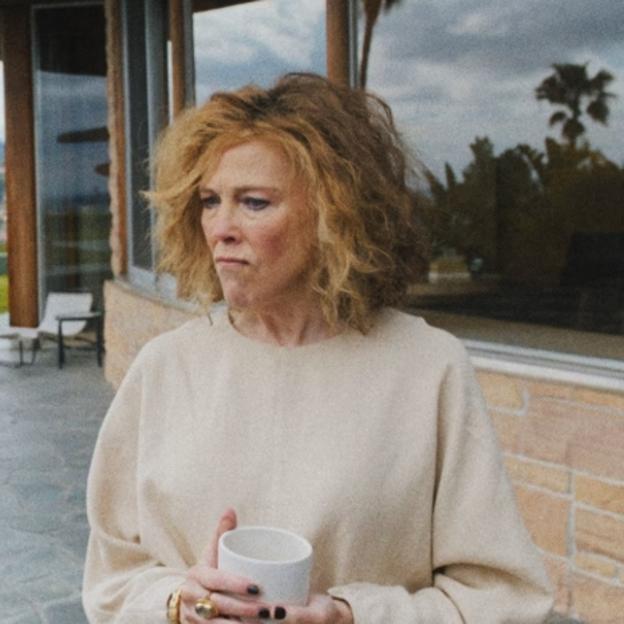 Catherine O'Hara į studijos atvaizdą.