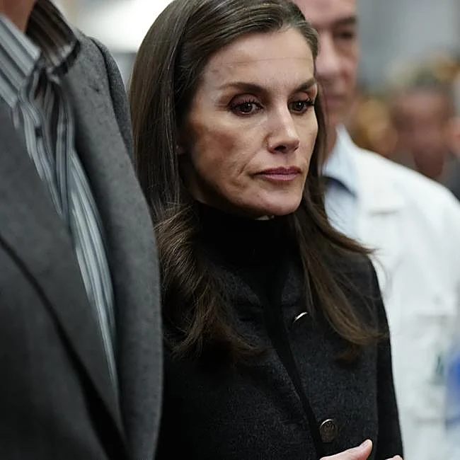 Karalienė Letizia klausėsi žodžių, kuriuos karalius Felipe pasakė Kordobos ligoninėje, baigdamas savo vizitą Adamuze.