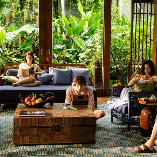 Sarah Catherine Hook, Sam Nivola ir Parker Posey, pavyzdžiui, Piper, Lochlan ir Victoria Ratliff, keturiais sezonais nufilmavo Koh Samui, Tailande.