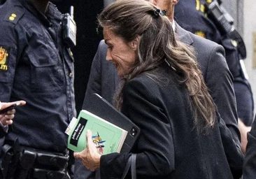 Flobero papūga: apie ką yra knyga, su kuria karalienė Letizia atvyko į Oslą į Norvegijos Haraldo laidotuves