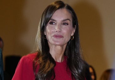 Karalienė Letizia debiutuoja Adolfo Domínguezo suknelę Pasaulinėje psichinės sveikatos dieną: raudona ir su romantiškomis detalėmis
