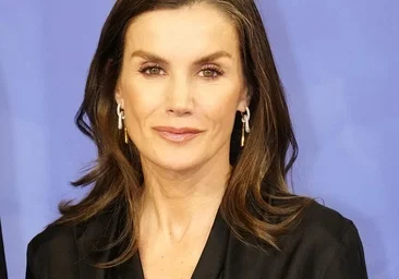 Karalienė Letizia, juoda ir su originaliais auskarais terorizmo aukų pagerbimo koncerte