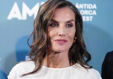 „Queen Letizia“ daro įtaką Maljorkai su gražia balta suknele ir skulptūrine skulptūrine apyranke iš labiausiai norimos Ispanijos firmos