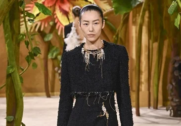 „Chanel Haute Couture“ šou Paryžiuje: Matthieu Blazy slaptą sodą paverčia pasaka