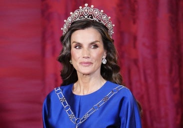 Karalienė Letizia stebina savo įspūdingiausiu iškilmingu įvaizdžiu: pasikartoja mėlyna suknele, apsivelka ir išsirenka mėgstamą rusišką tiarą.