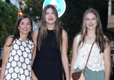 Maljorkos karalienės Letizia staigmena: eina į kiną su Carolina Herrera Fluido ir Graikijos sandalais suknele