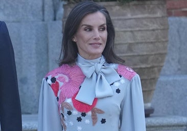 Karalienė Letizia per pietus su Omano sultonu akina su savo ikoniškiausia Pertegaz suknele